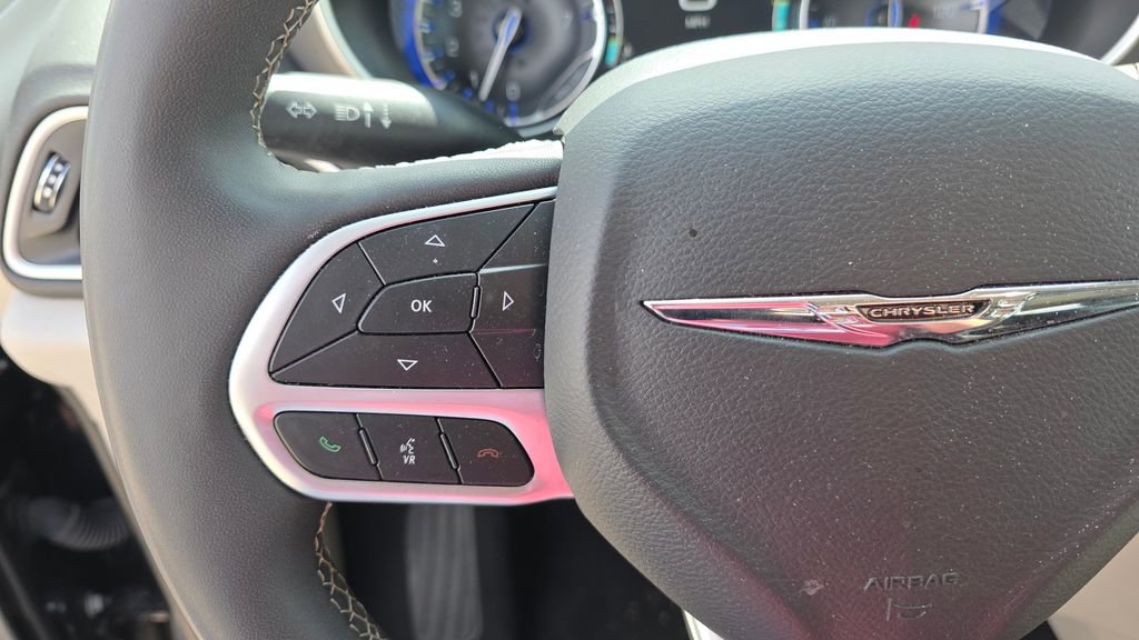 Used 2023 Chrysler Pacifica Touring-L FWD image 16