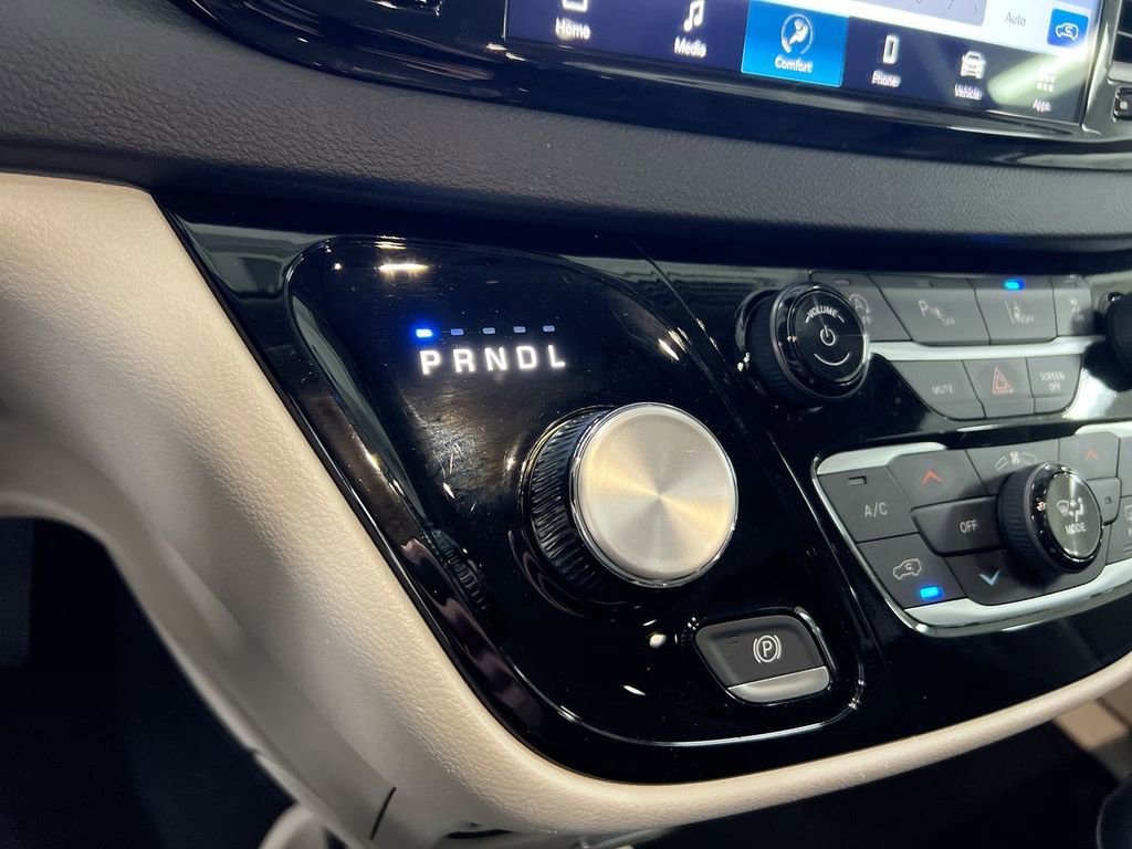 Used 2024 Chrysler Pacifica Touring-L image 17