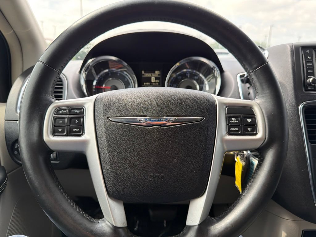 Used 2016 Chrysler Town & Country Touring-L w/ Driver Convenience Group FWD image 11