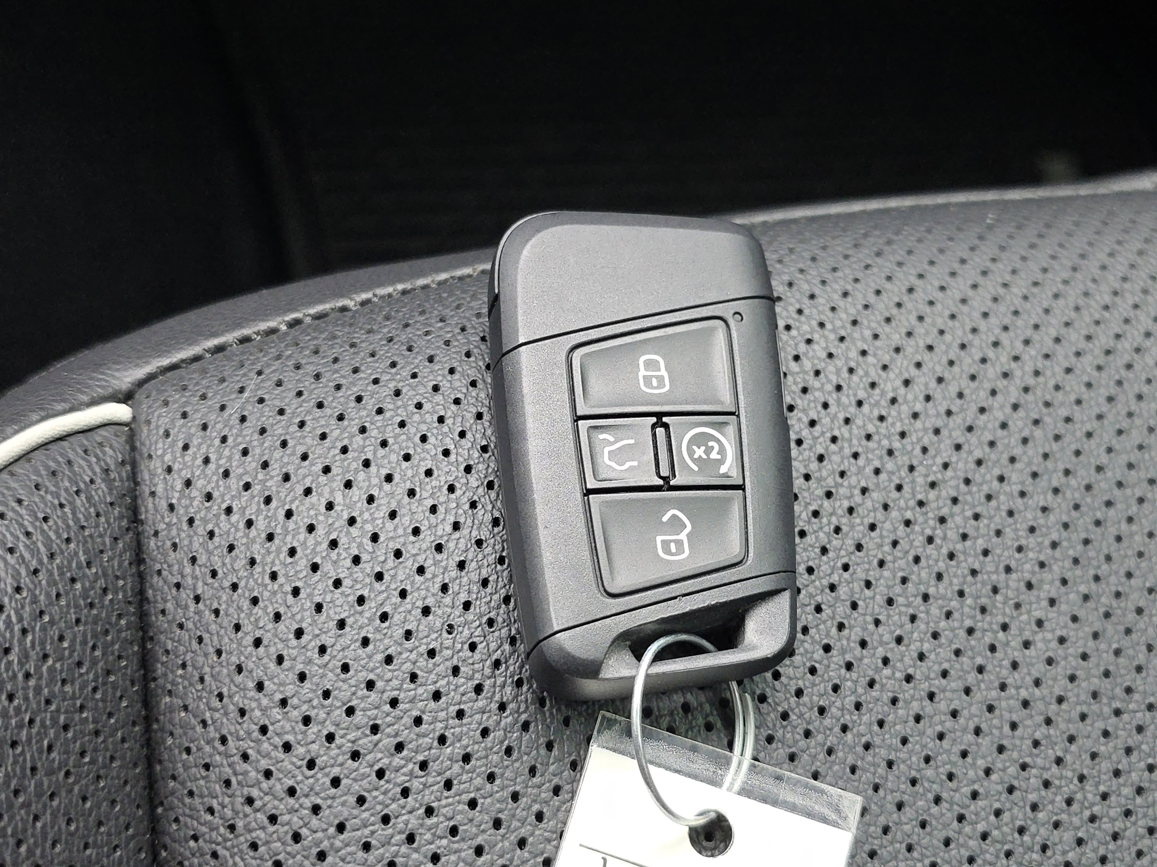 Certified 2022 Volkswagen Tiguan SEL R-Line image 27