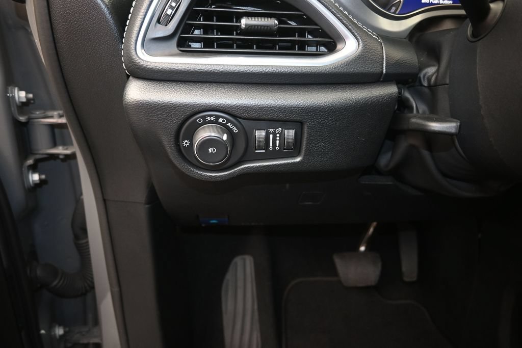 Used 2025 Chrysler Pacifica Limited FWD image 12