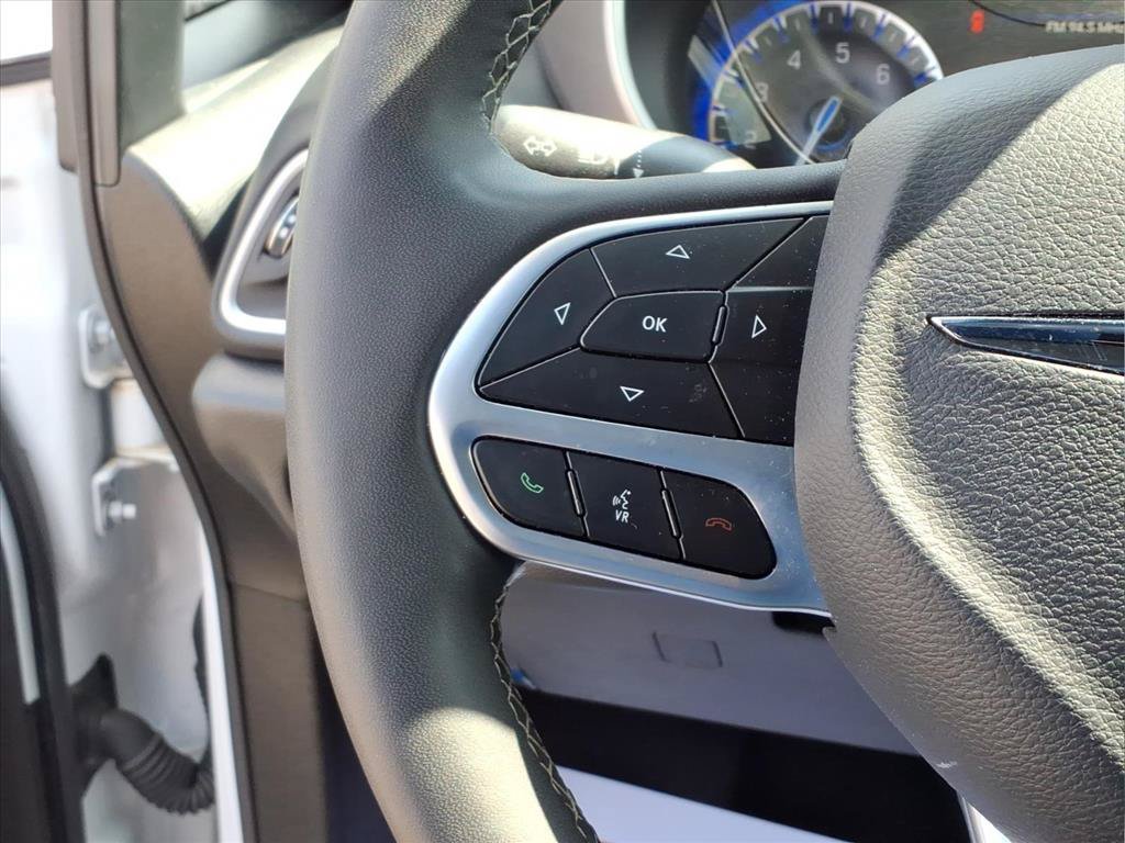 Used 2025 Chrysler Pacifica Select FWD image 11