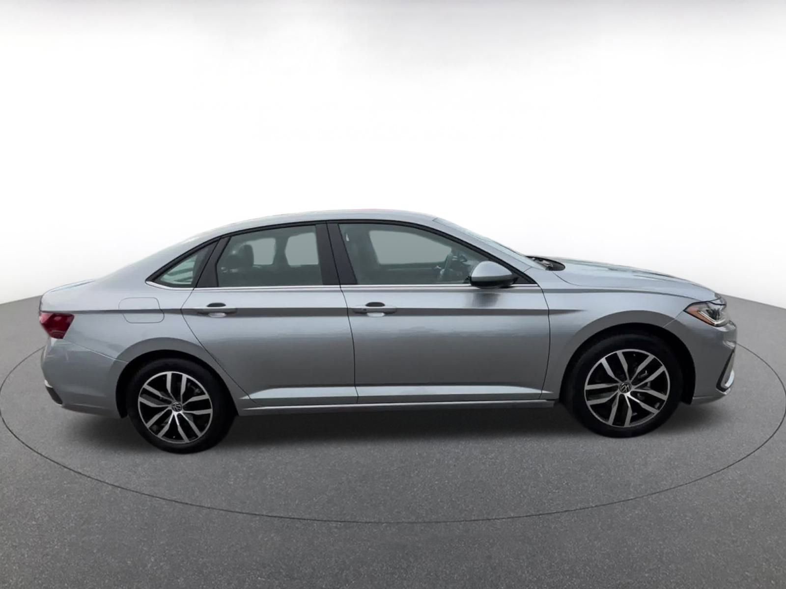 Used 2025 Volkswagen Jetta SE image 16