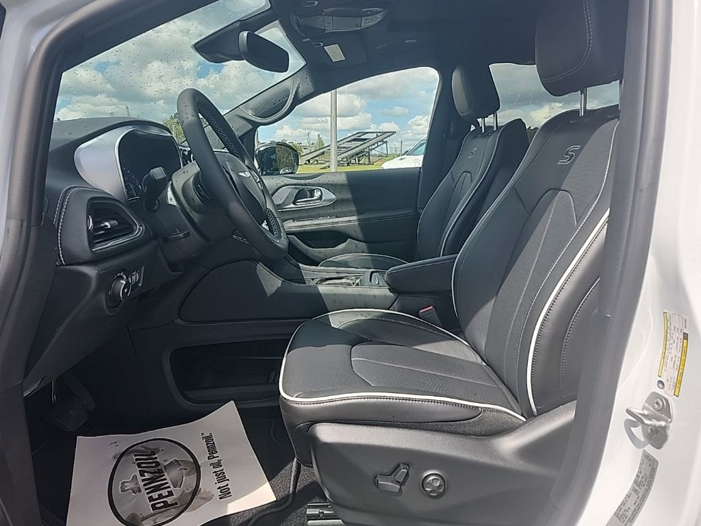 New 2026 Chrysler Pacifica Limited image 25
