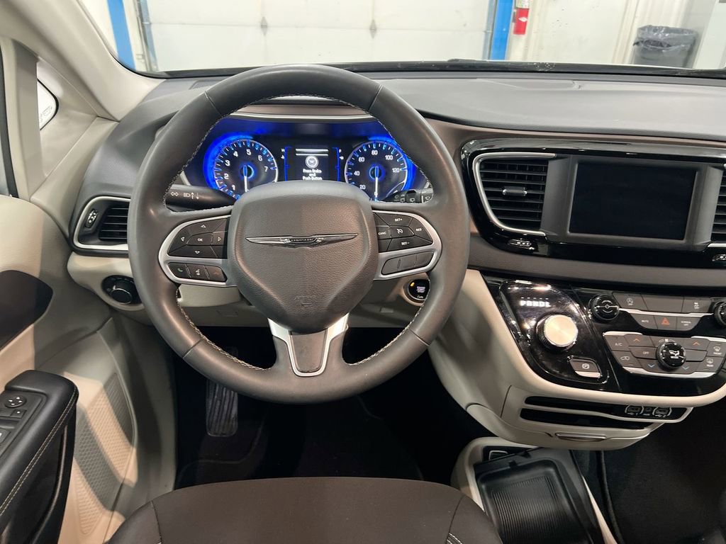 Used 2023 Chrysler Voyager LX image 11
