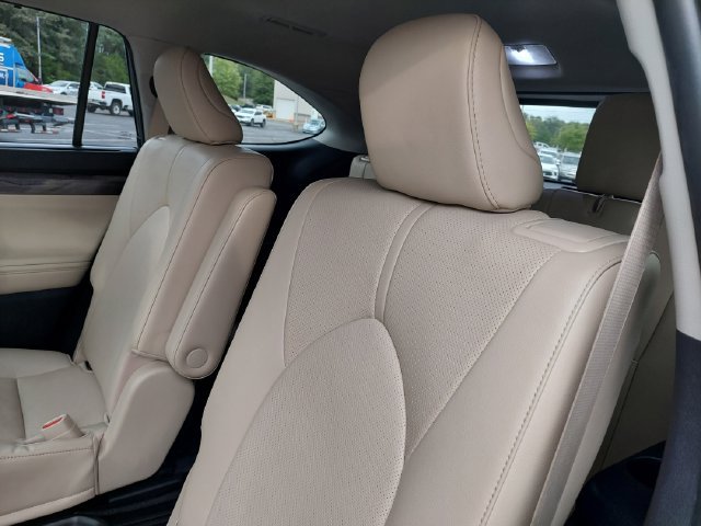 Used 2023 Toyota Highlander Limited FWD image 39