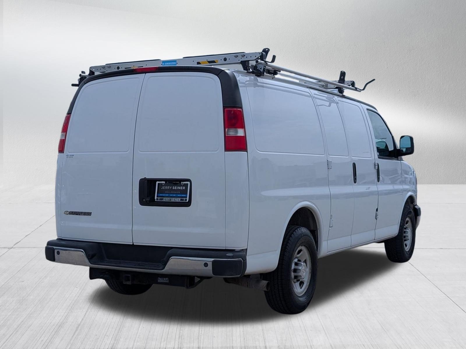 Used 2018 Chevrolet Express 2500 w/ Driver Convenience Package RWD image 5