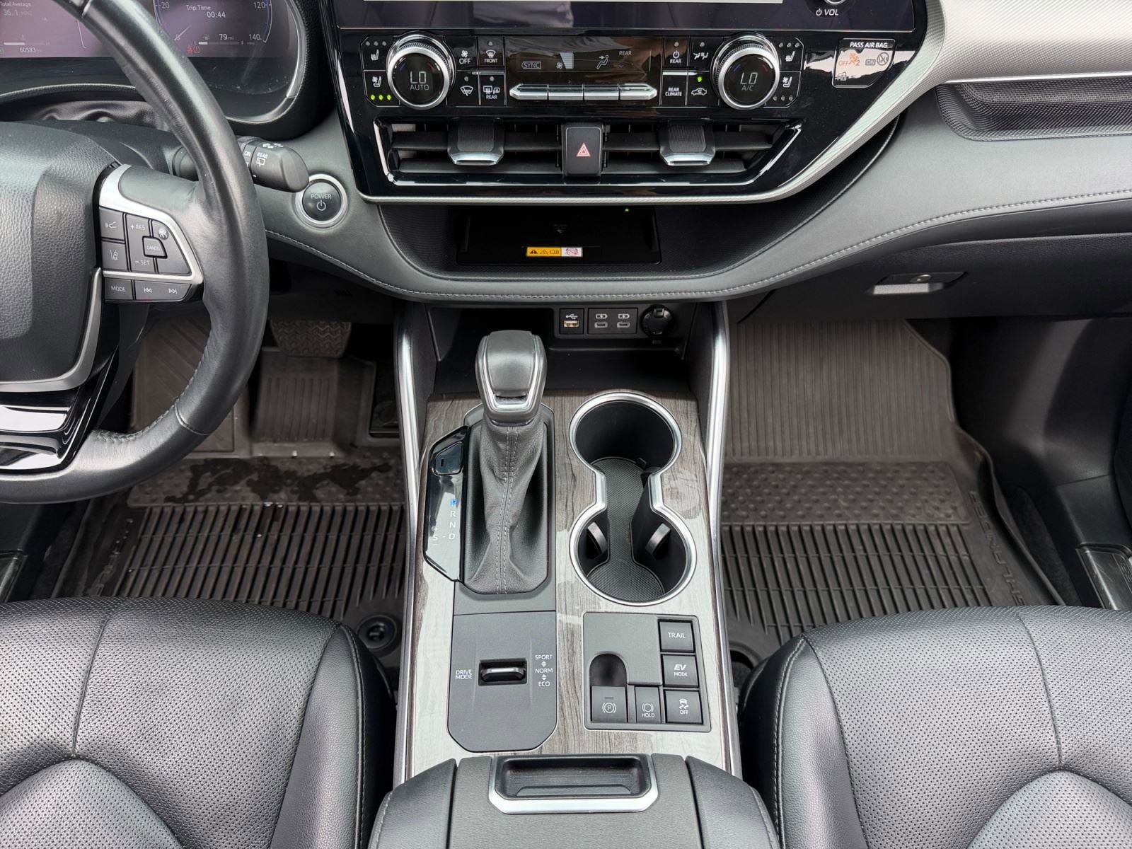 Used 2024 Toyota Highlander Platinum image 11