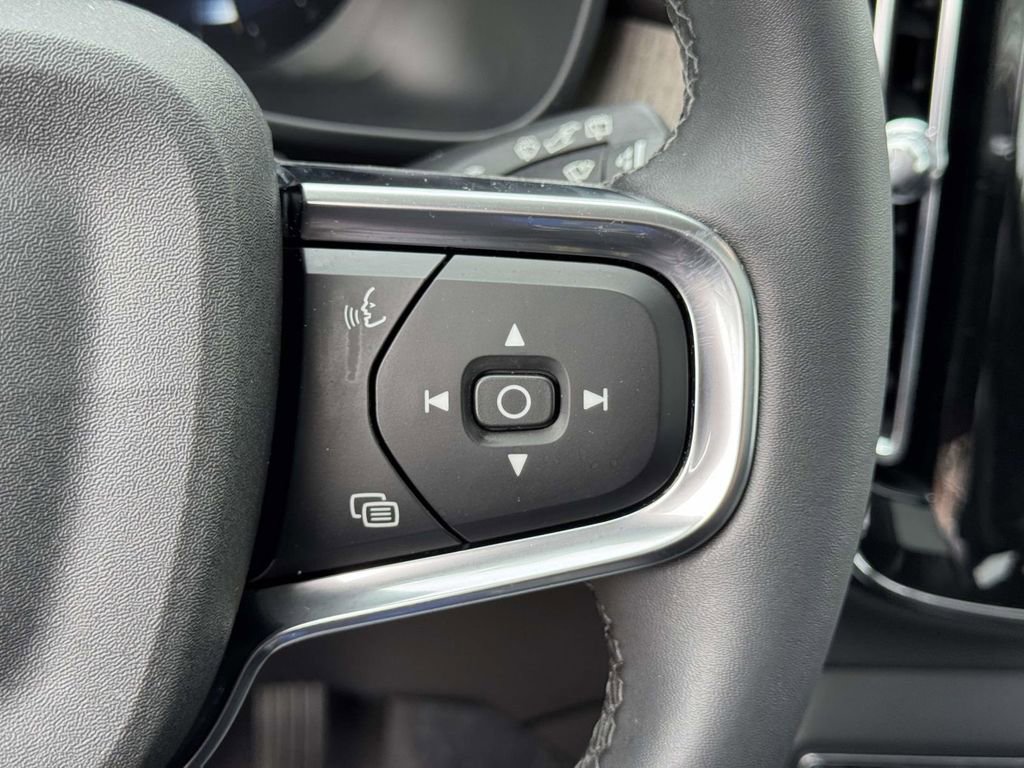 Certified 2023 Volvo XC40 B5 Plus w/ Driver Assist Package AWD/4WD image 23