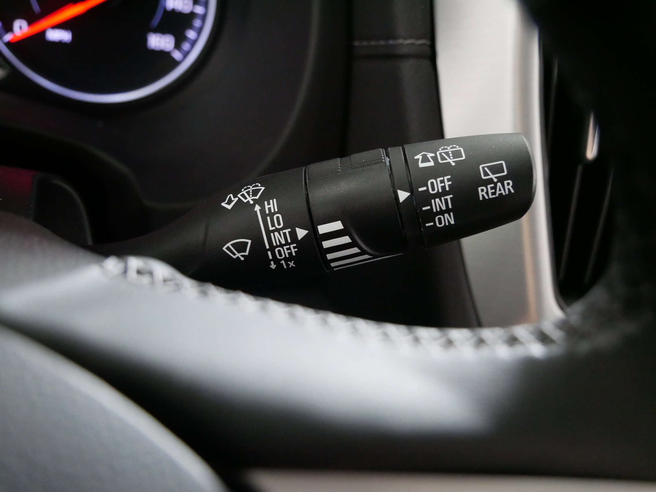 Used 2023 GMC Terrain SLT w/ Elevation Edition image 32