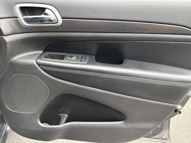 Used 2018 Jeep Grand Cherokee Laredo AWD/4WD image 23