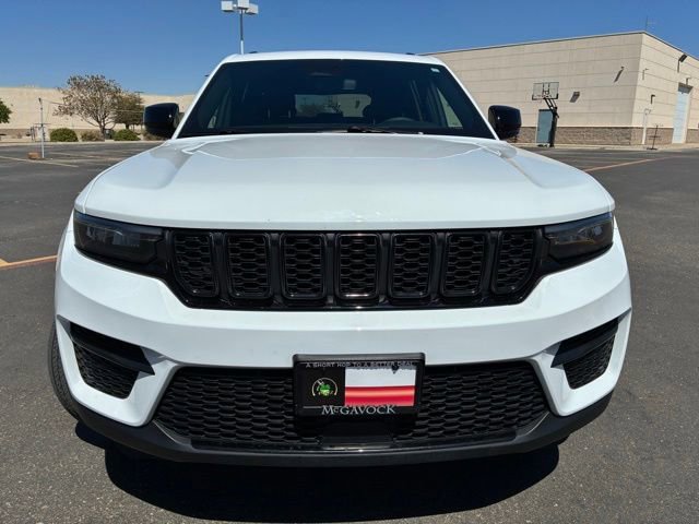 Used 2024 Jeep Grand Cherokee Altitude AWD/4WD image 9