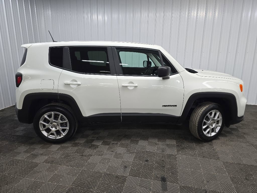 Used 2023 Jeep Renegade Latitude AWD/4WD image 2