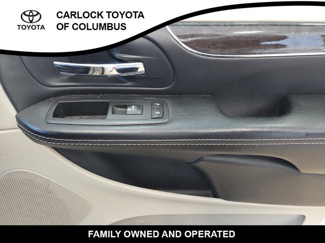 Used 2016 Chrysler Town & Country Touring FWD image 21