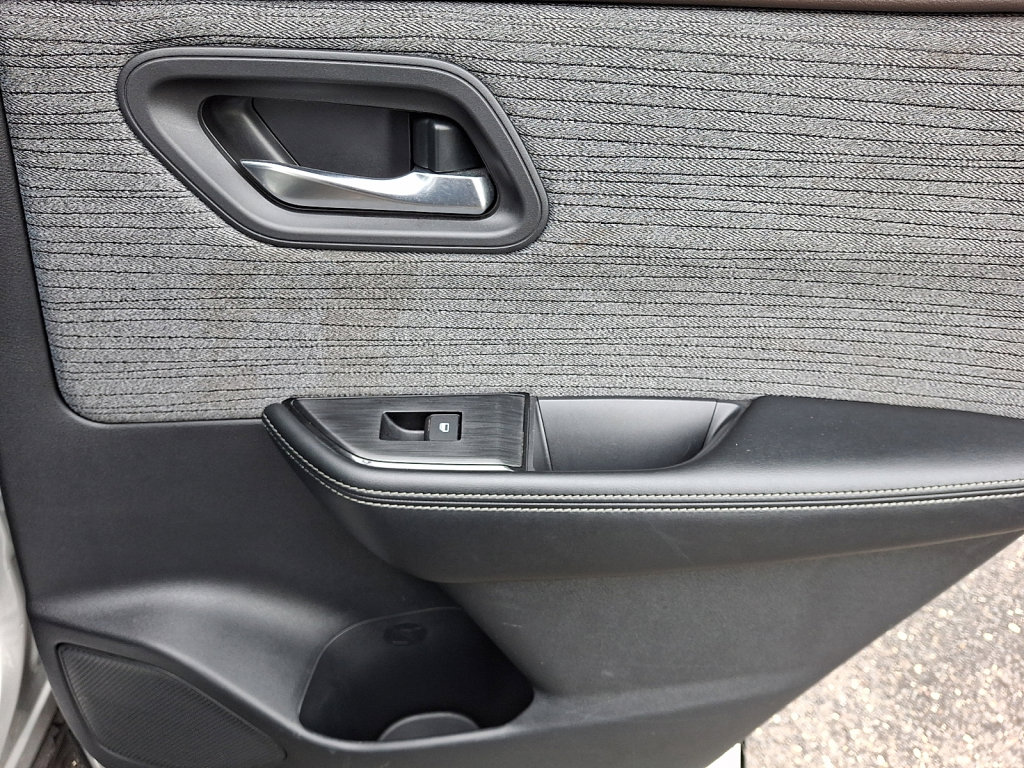 Used 2023 Nissan Rogue SV FWD image 14