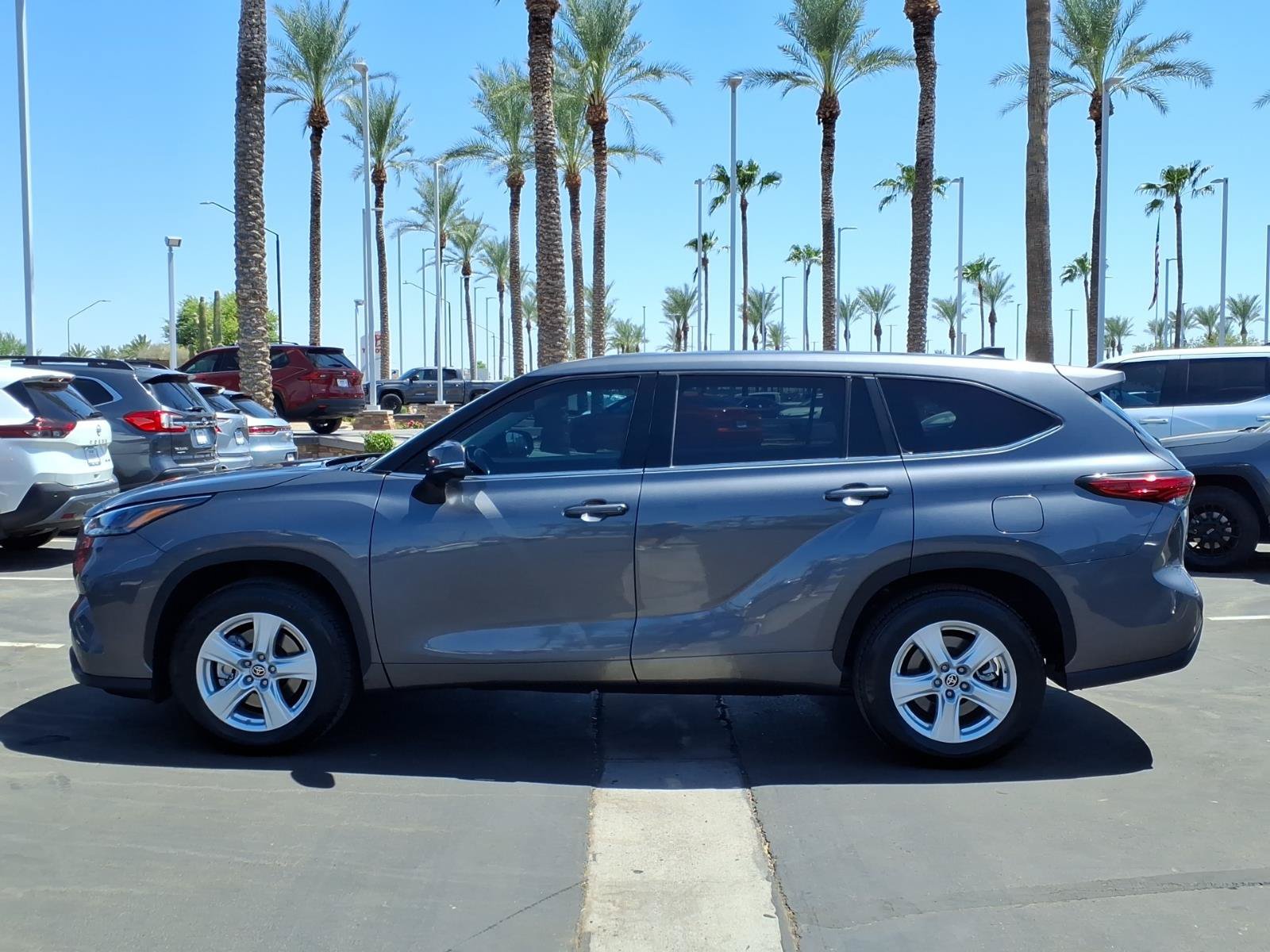 Used 2023 Toyota Highlander LE FWD image 7