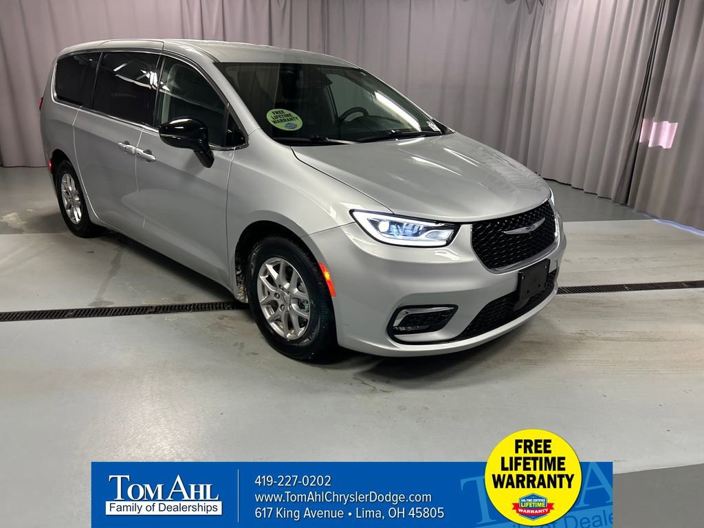 Used 2024 Chrysler Pacifica Touring-L FWD image 1