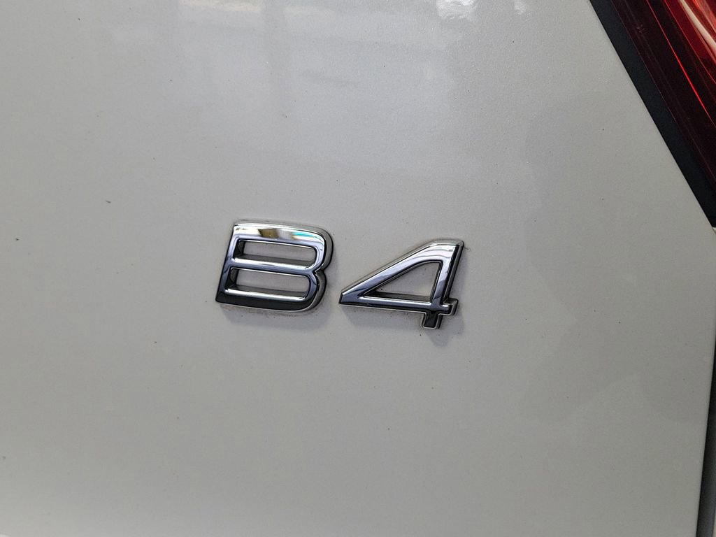 Used 2023 Volvo XC40 B4 Ultimate FWD image 7