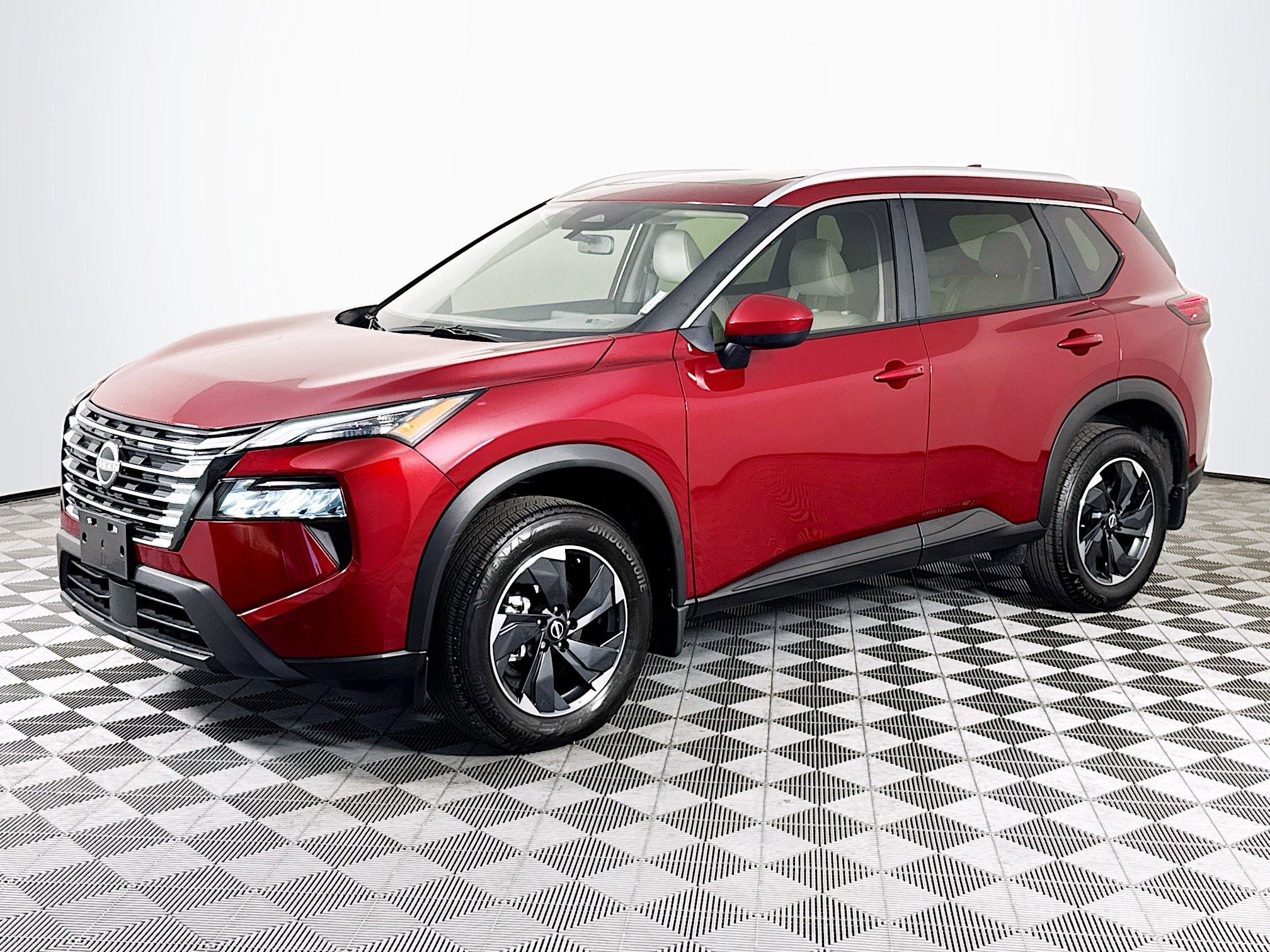 Used 2025 Nissan Rogue SV w/ SV Premium Package FWD image 4