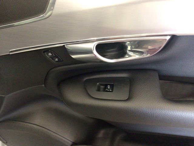 Used 2016 Volvo XC90 T6 Momentum w/ Vision Package image 10