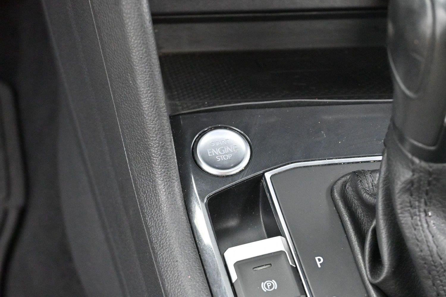 Used 2020 Volkswagen Tiguan SE w/ Panoramic Sunroof Package FWD image 21