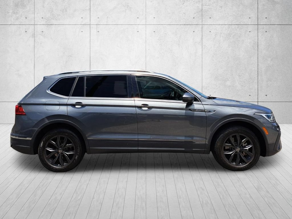 Used 2024 Volkswagen Tiguan SE w/ Panoramic Sunroof Package FWD image 4