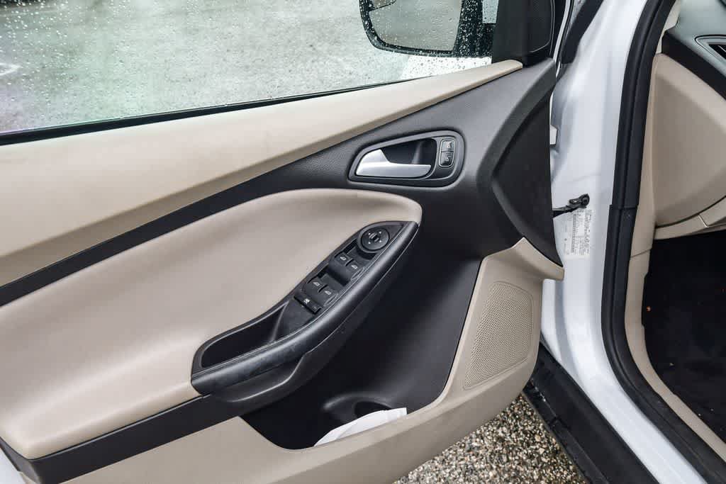 Used 2016 Ford Focus SE FWD image 25