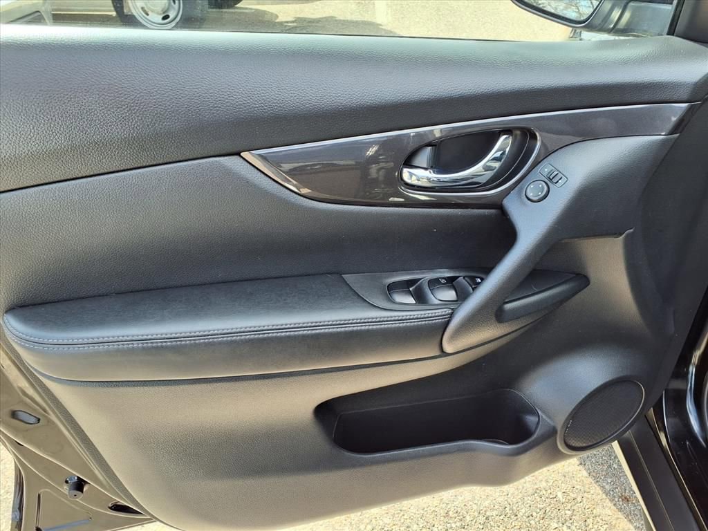 Used 2019 Nissan Rogue SV image 15