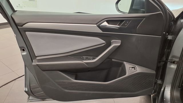 Used 2025 Volkswagen Jetta SE image 12