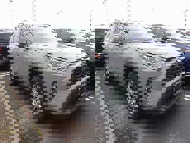 Used 2020 Toyota RAV4 XLE image 3