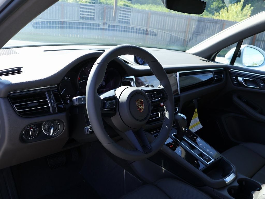 Certified 2026 Porsche Macan AWD/4WD image 4