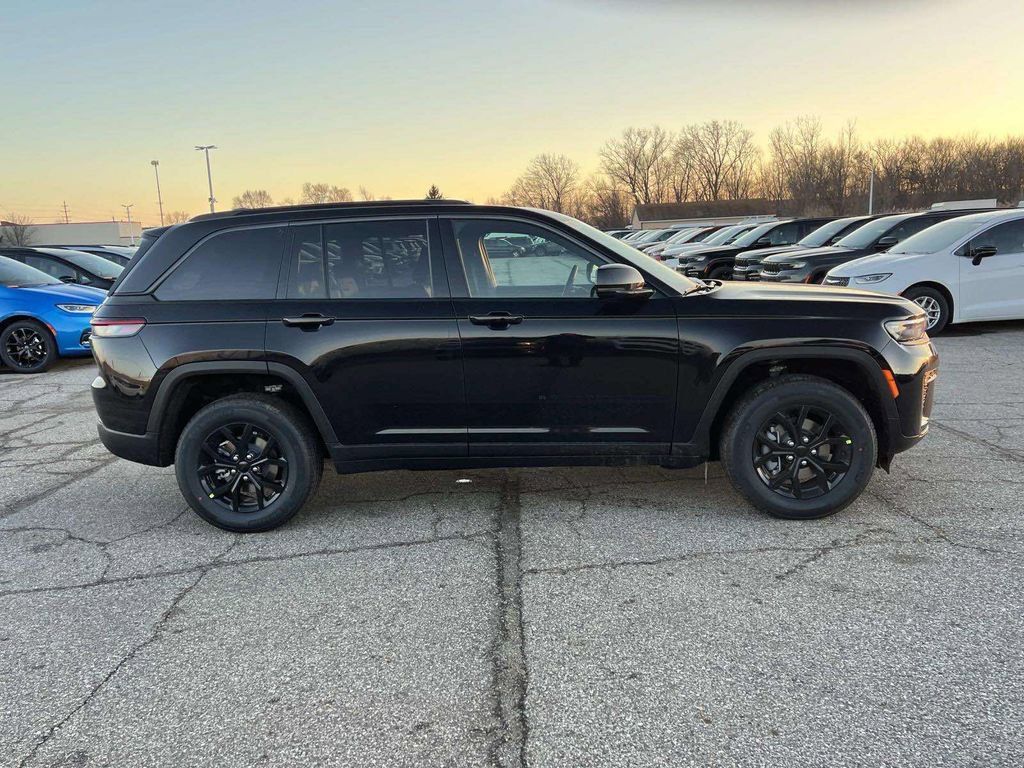 New 2026 Jeep Grand Cherokee Laredo image 2