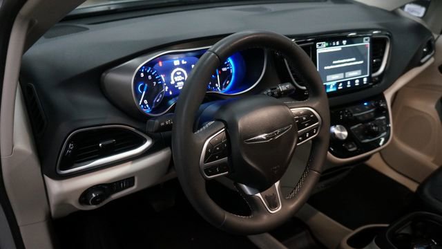 Used 2024 Chrysler Pacifica Touring-L image 10