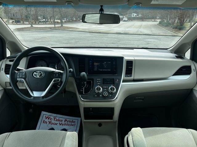 Used 2017 Toyota Sienna L FWD image 28