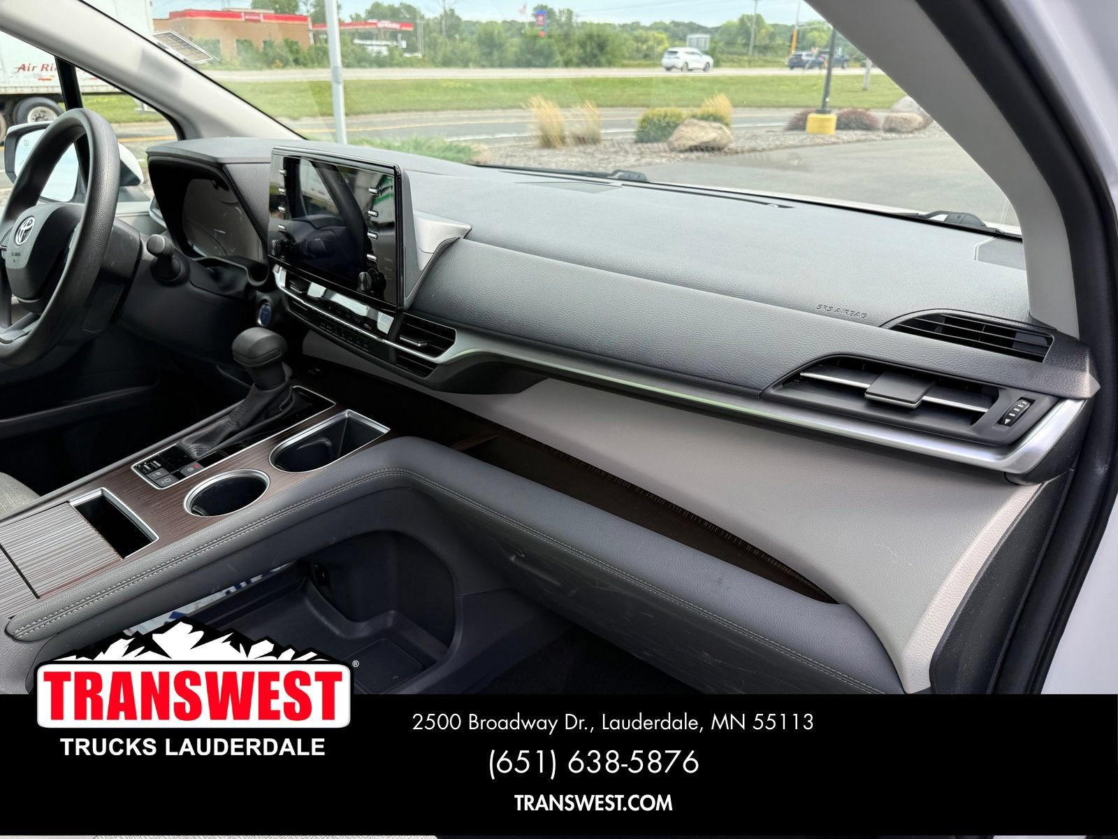 Used 2024 Toyota Sienna LE AWD/4WD image 6