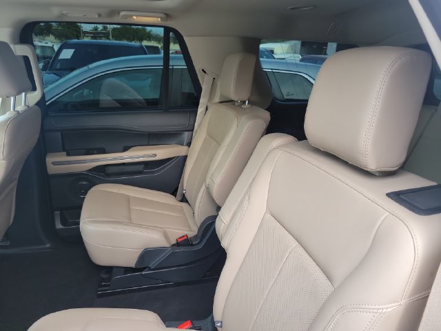 Used 2024 Ford Expedition XLT RWD image 11
