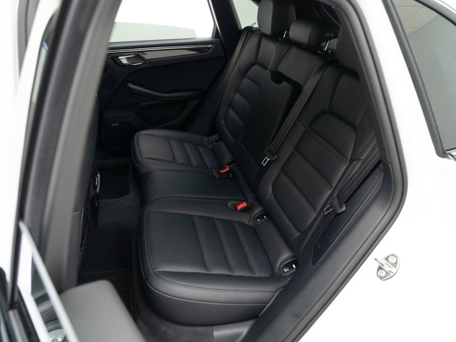 Certified 2025 Porsche Macan image 28