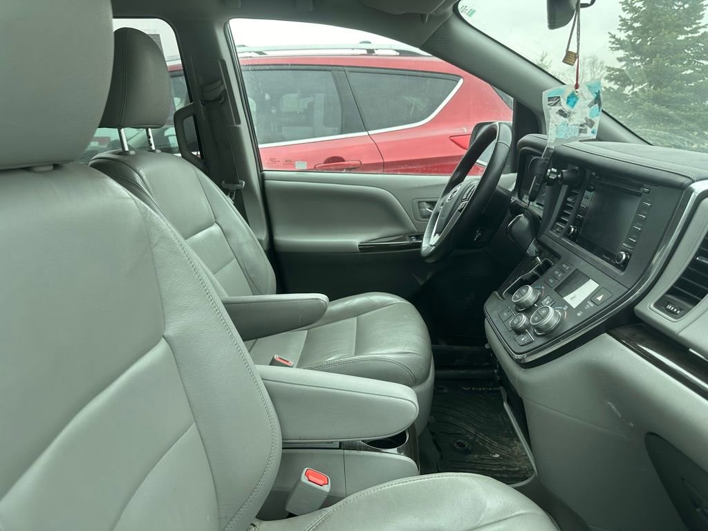 Used 2018 Toyota Sienna XLE w/ Carpet Mat Package FWD image 7