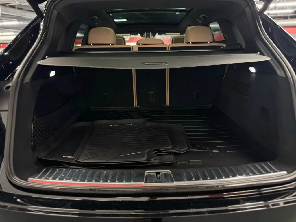 Used 2023 Porsche Cayenne w/ Premium Package image 21