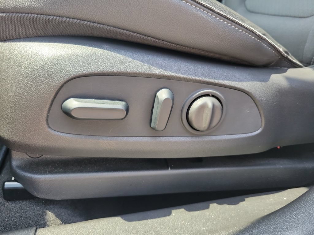 Used 2023 Buick Encore GX Select w/ Sport Touring Package AWD/4WD image 17