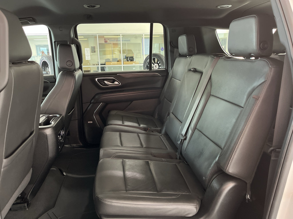 Used 2024 Chevrolet Suburban LT w/ Luxury Package RWD image 16