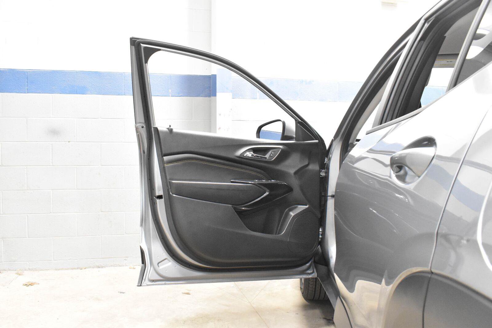Used 2025 Chevrolet Trax LT w/ LT Convenience Package FWD image 9