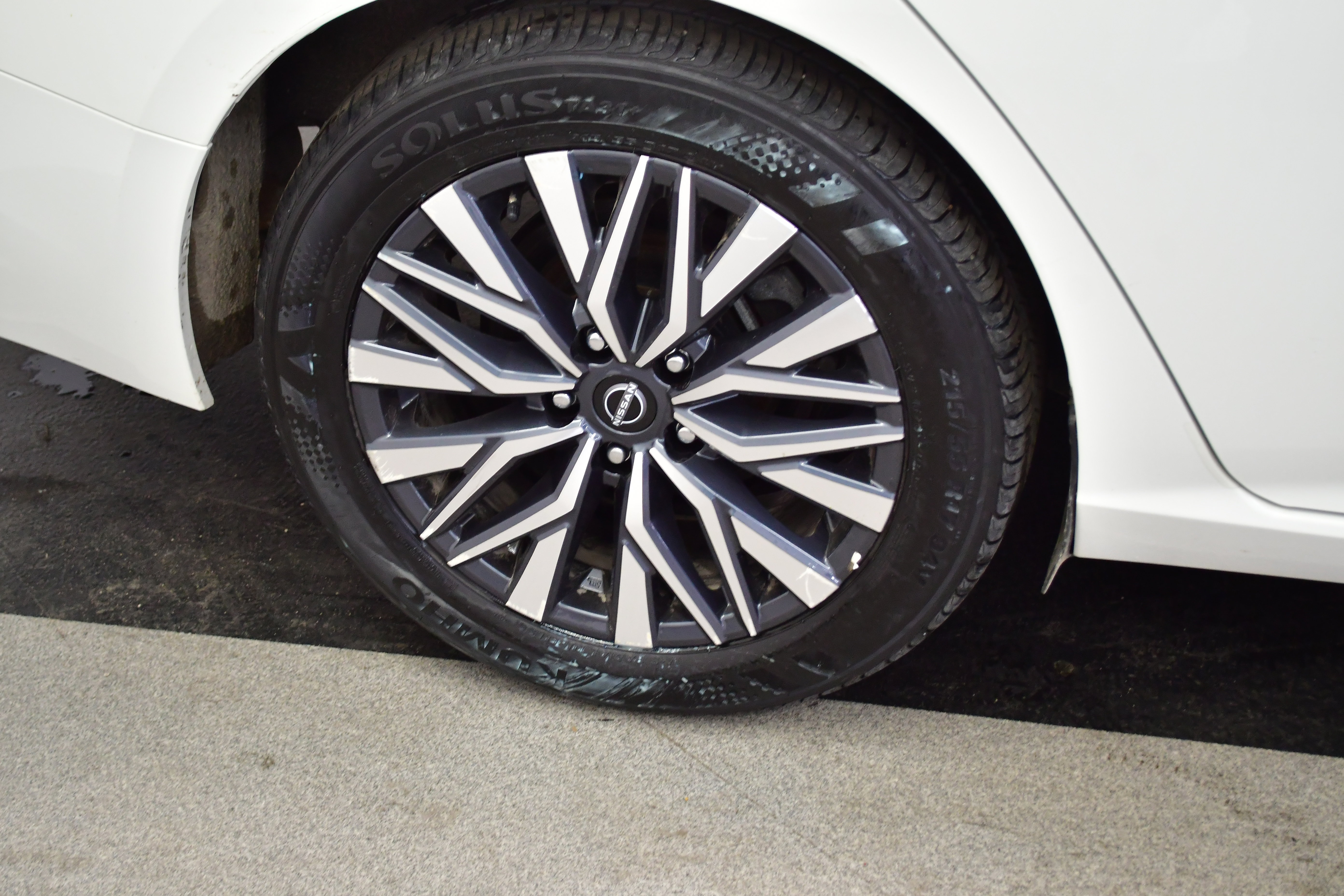 Used 2025 Nissan Altima 2.5 SV FWD image 33