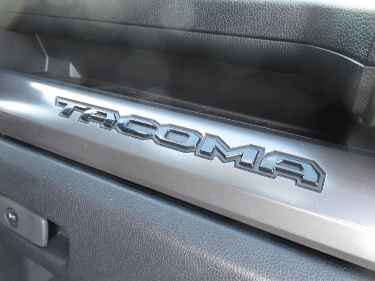 Used 2024 Toyota Tacoma SR5 AWD/4WD image 7