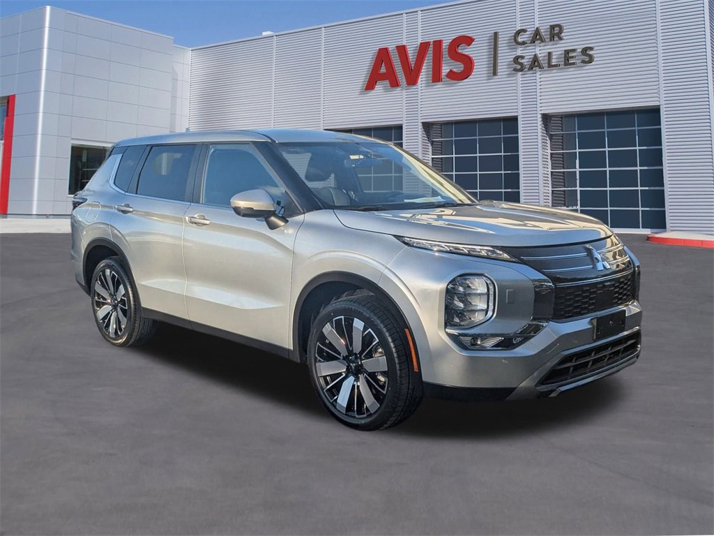 Used 2025 Mitsubishi Outlander SE image 3