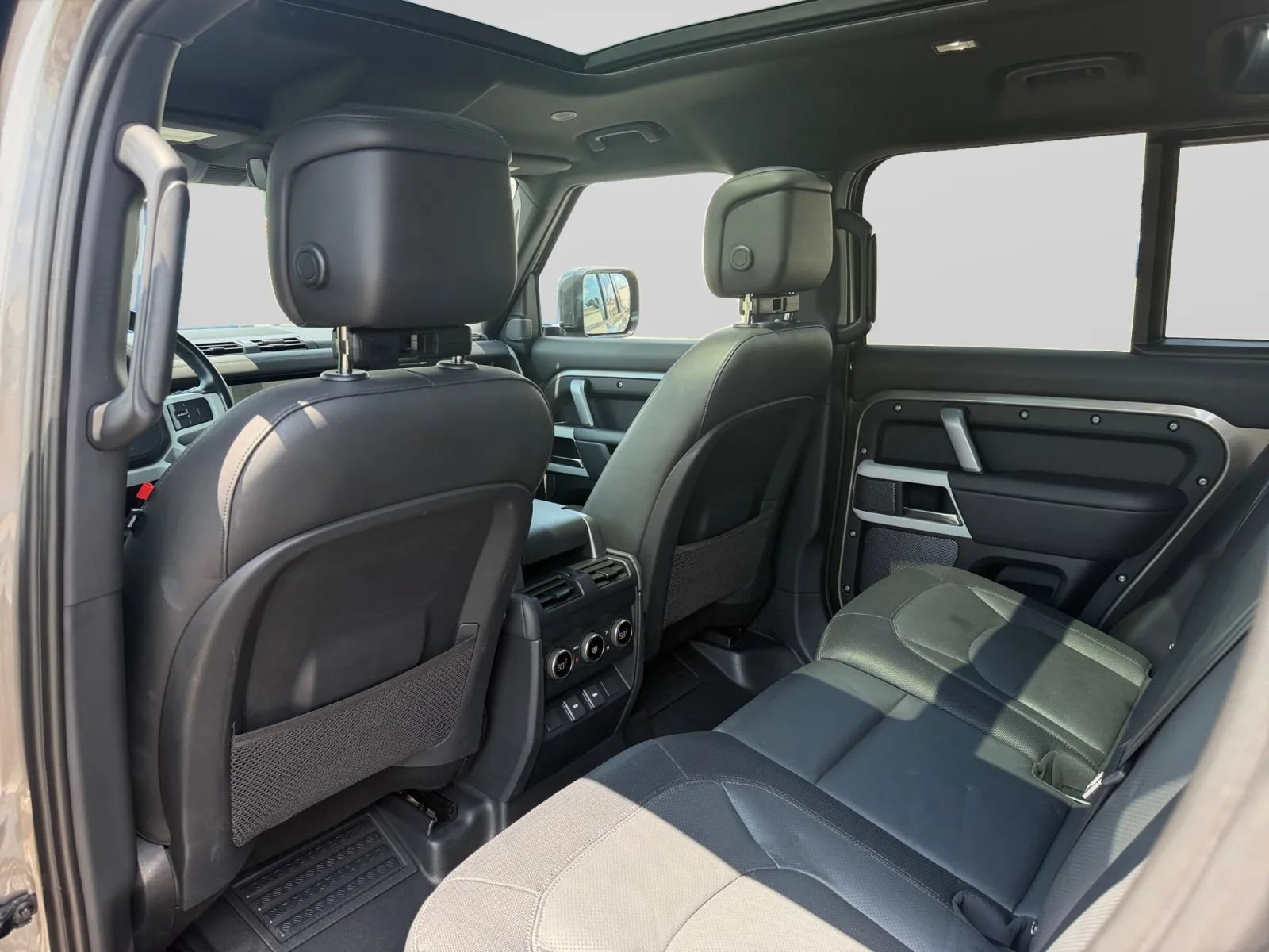 Used 2023 Land Rover Defender 110 X-Dynamic SE AWD/4WD image 25