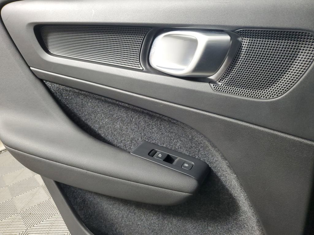 Certified 2025 Volvo XC40 B5 Core image 20