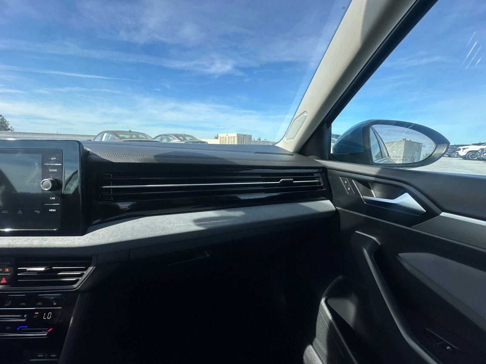 Used 2025 Volkswagen Jetta SE image 36