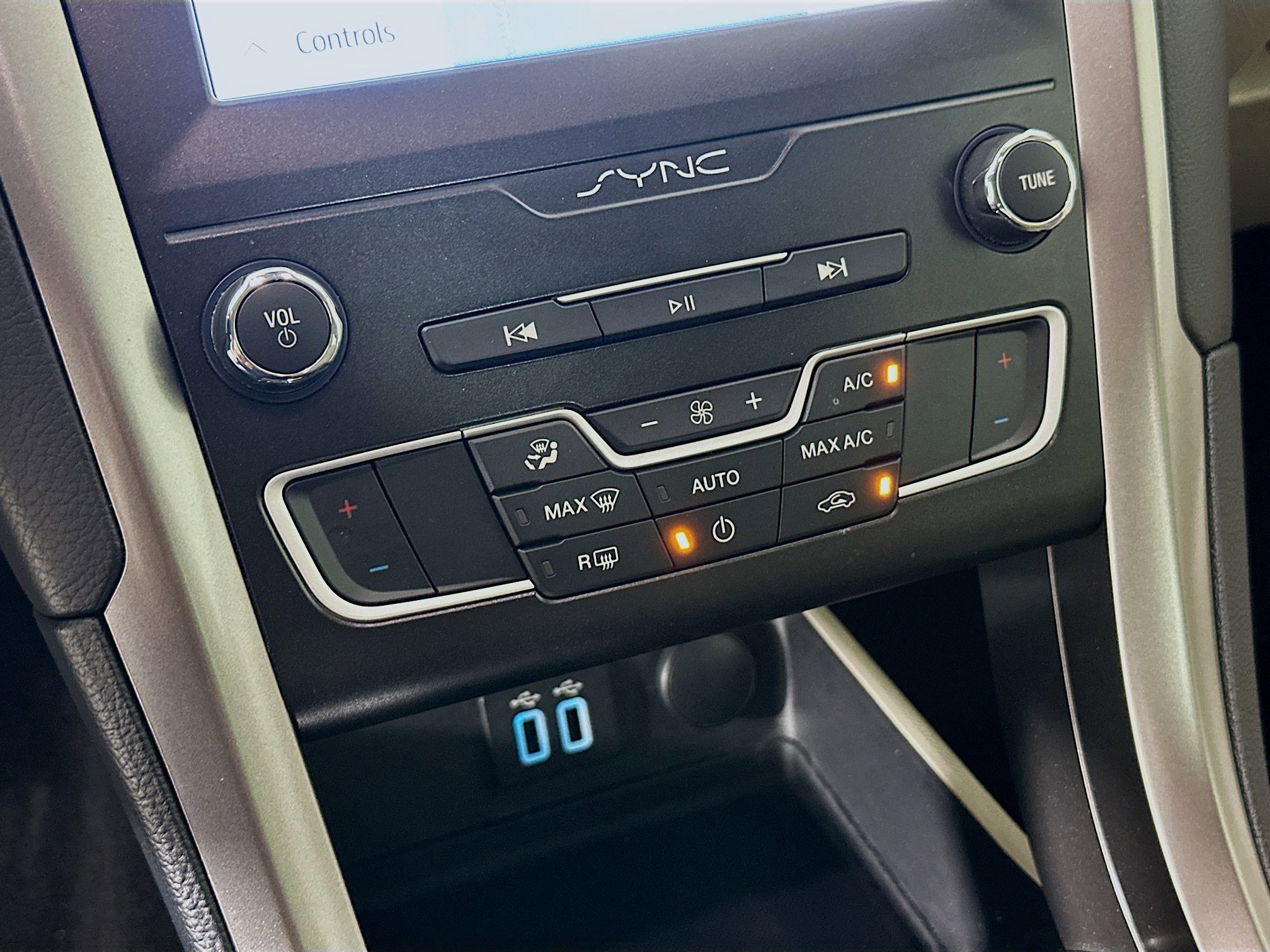 Used 2019 Ford Fusion SE image 24