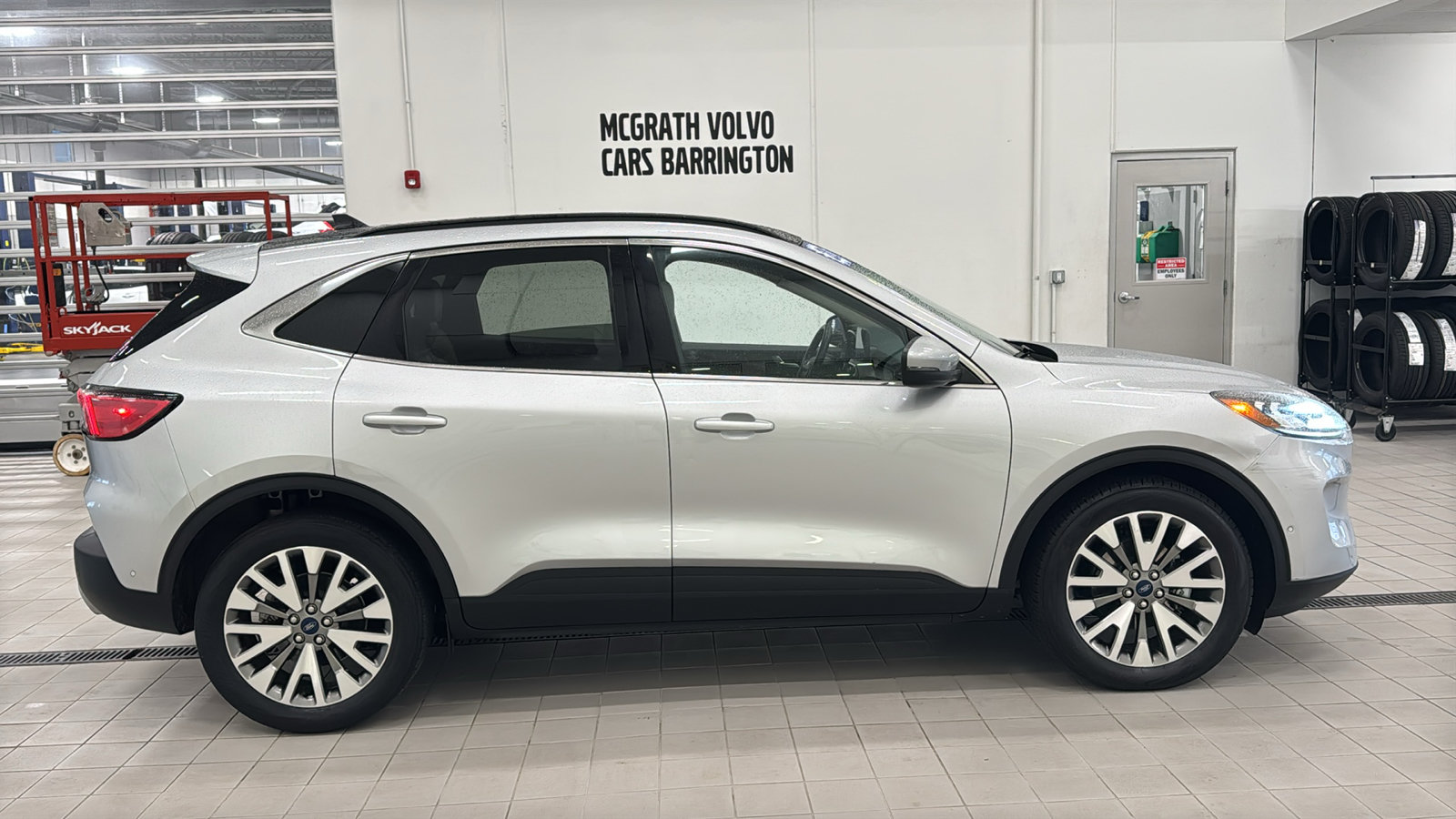 Used 2020 Ford Escape Titanium AWD/4WD image 4